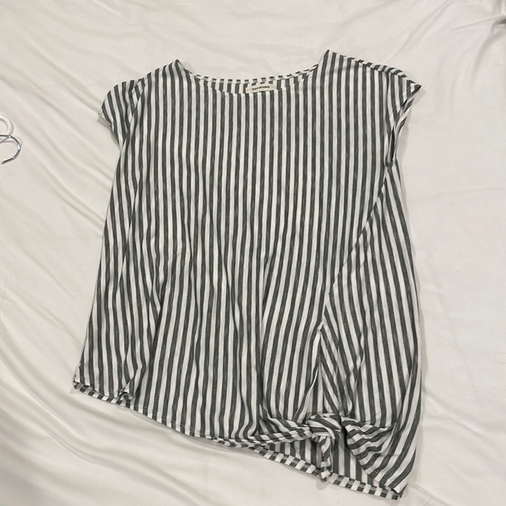 Black and white Max Studio. Great condition!